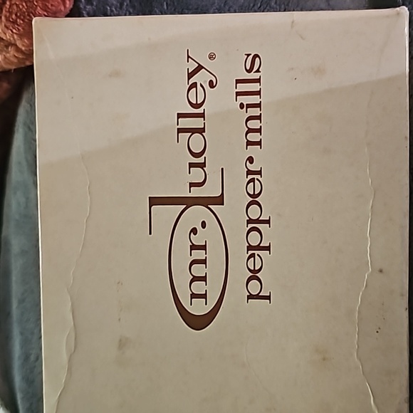 NEW VINTAGE Mr. DUDLEY WOODEN PEPPER MILLS / SALT SHAKER - Picture 2 of 6